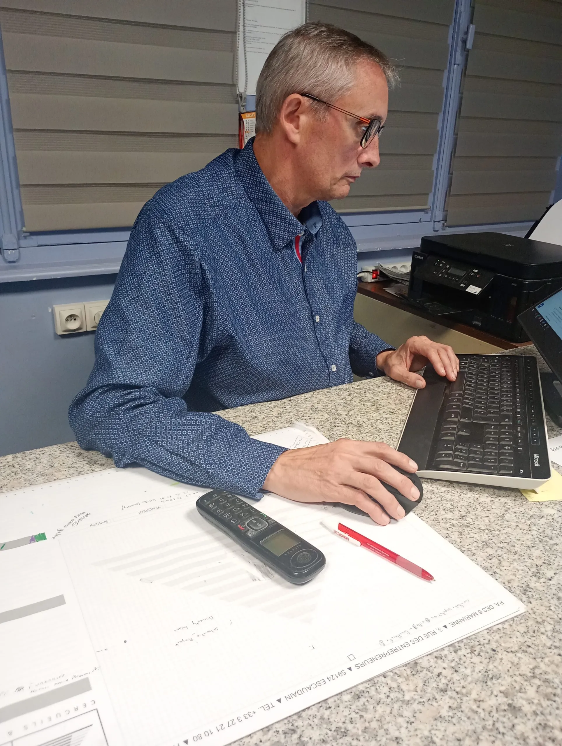 Conseiller funéraire à son bureau organisant des obsèques à Escaudain.