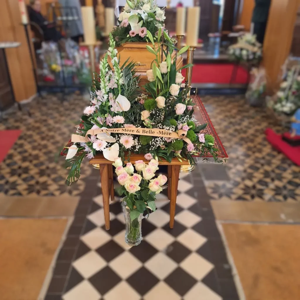 Composition florale funéraire avec ruban À notre Mère & Belle-Mère.