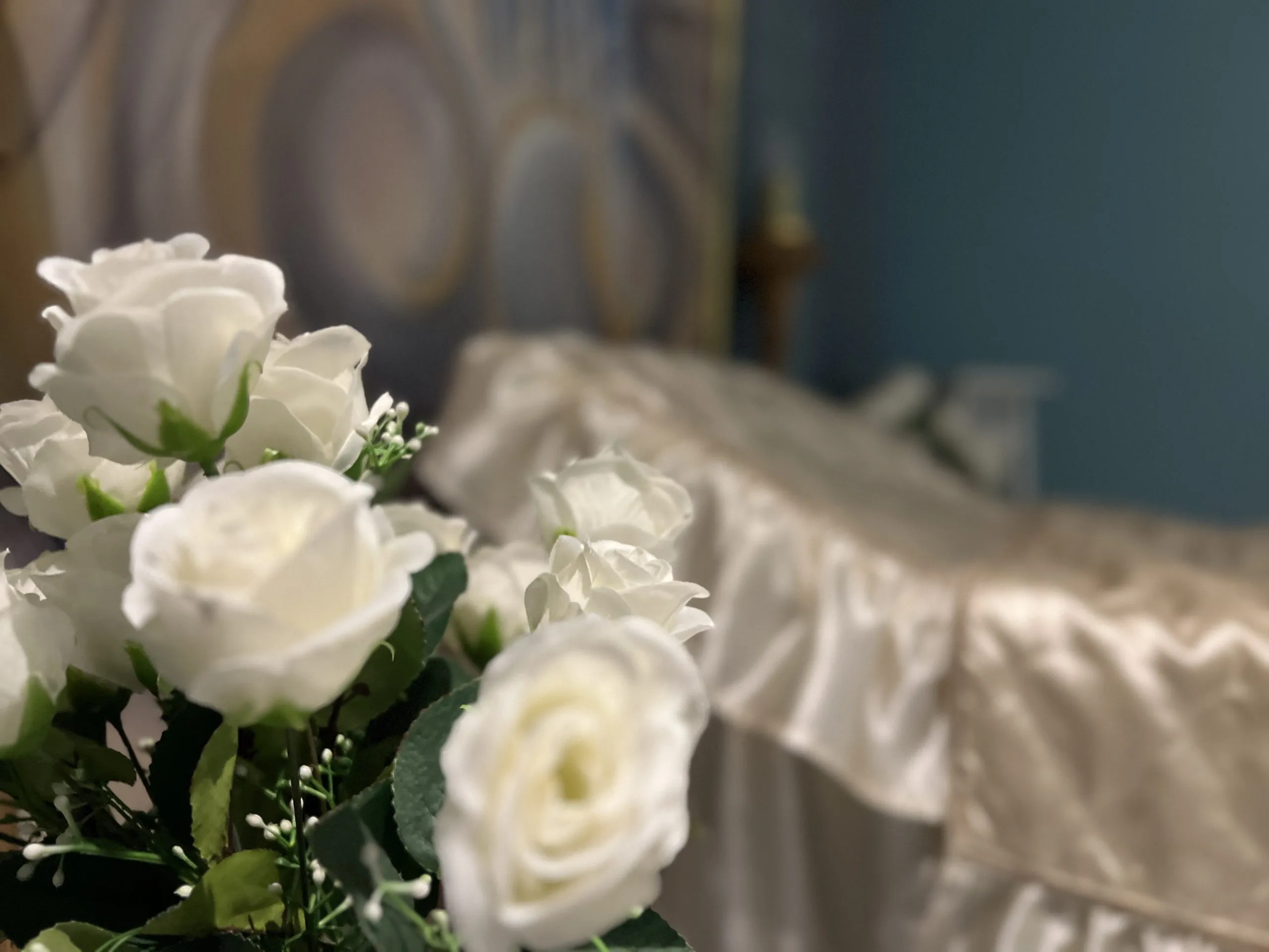 Décoration florale de roses blanches dans un salon funéraire apaisant.