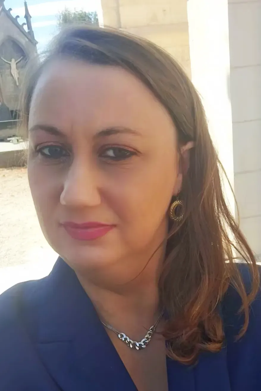 Portrait de Olivia, gérante dévouée aux familles.