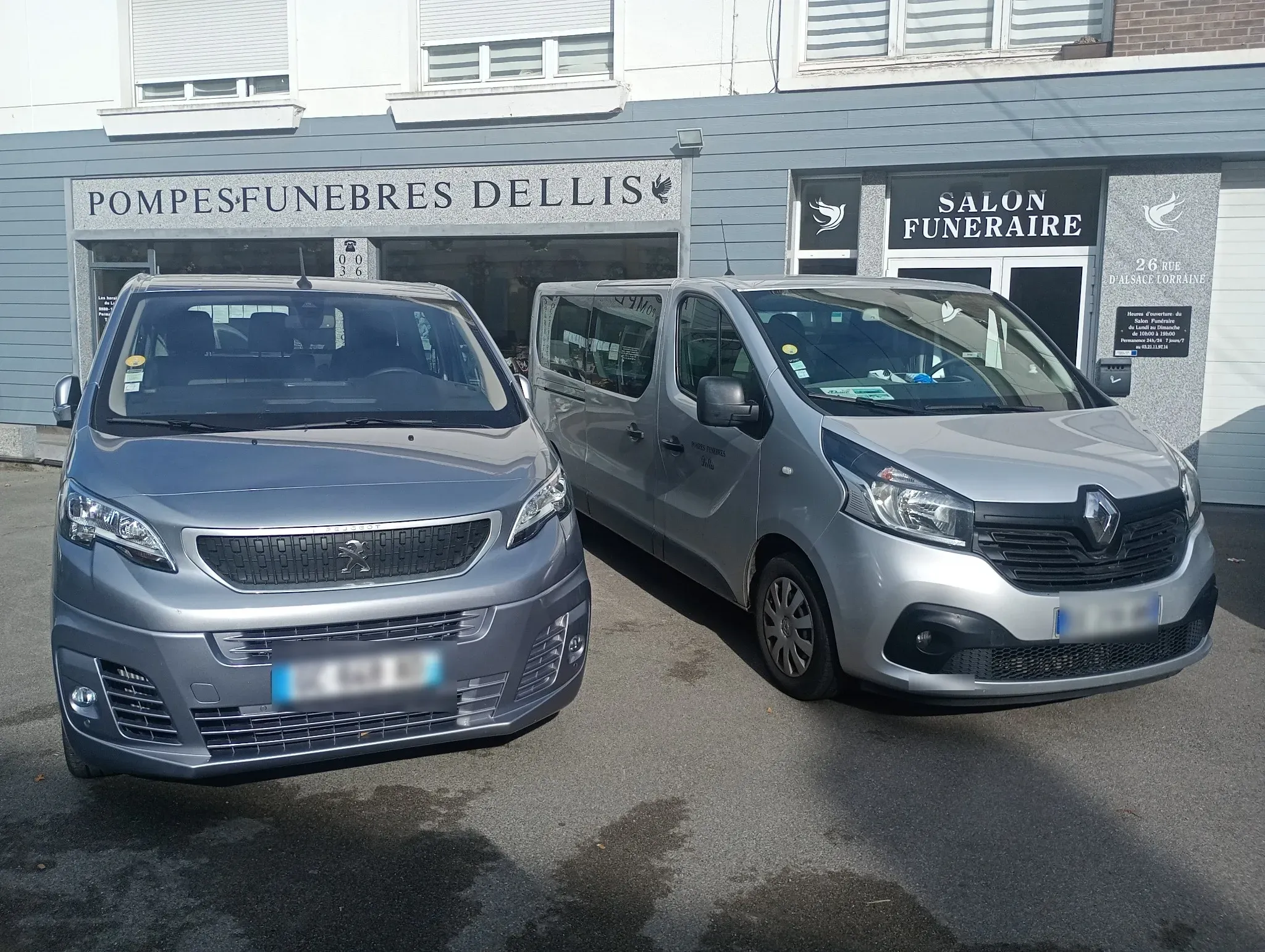 Véhicules et fourgons des pompes funèbres Dellis devant le salon funéraire.