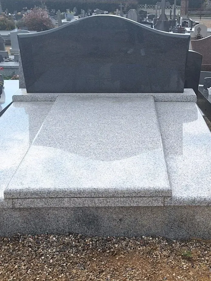 Monument funéraire bicolore en granit poli gris clair et gris foncé.