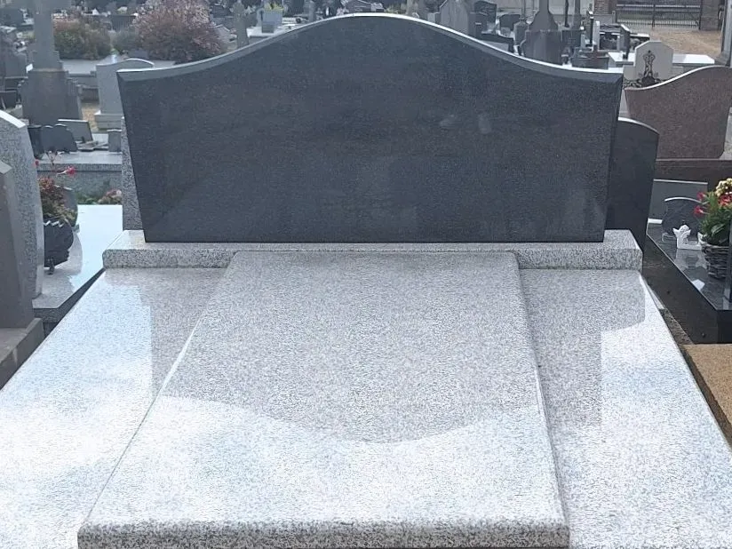 Monument funéraire bicolore en granit poli gris clair et gris foncé.